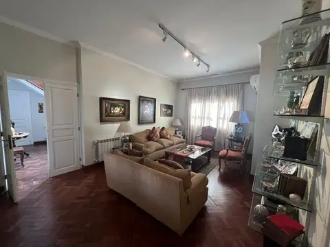 Casa 7 ambientes con 2 baños