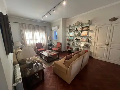 Casa en Alquiler con 3 cocheras