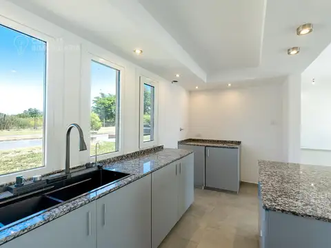 Casa 4 ambientes con 2 baños
