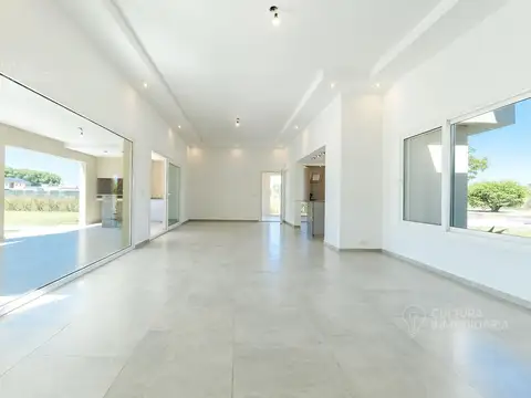 Casa 4 ambientes con 2 baños