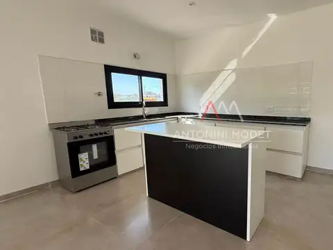 Casa 4 ambientes con 2 baños