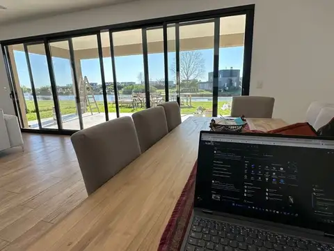 Casa en Venta con 4 cocheras