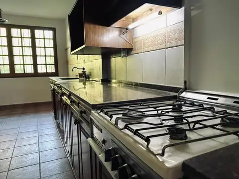 Casa en Alquiler con 4 cocheras