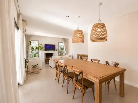 Casa en Venta con 2 cocheras