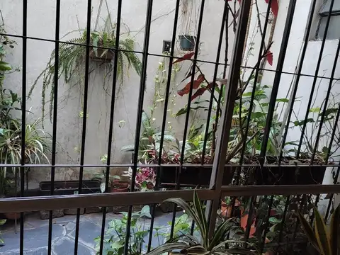 DUPLEX DE 6 AMBIENTES CON SALIDA A 2 CALLES