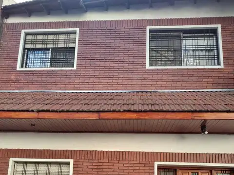 DUPLEX DE 6 AMBIENTES CON SALIDA A 2 CALLES