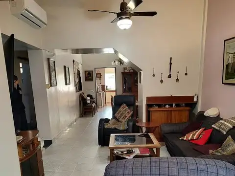 Casa 5 ambientes con 2 baños