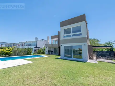 Casa 6 ambientes con 4 baños