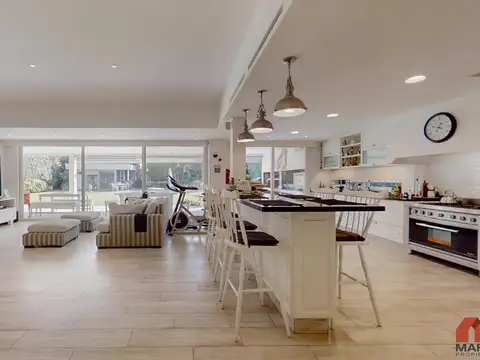 Casa en Venta con 6 cocheras