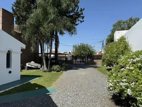 OPORTUNIDAD  CASA CON 937METROS DE TERRENO Y SALIDA A DOS CALLES-IDEAL COMPLEJO