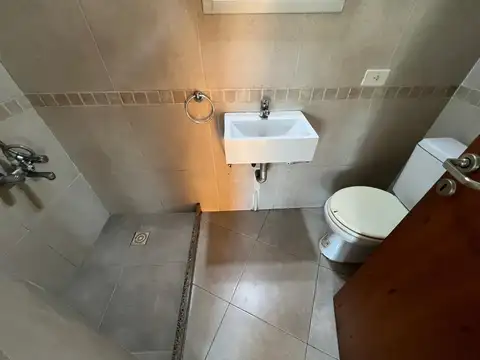 Alquiler monoambiente y cochera. Apto Profesional. Adrogué.