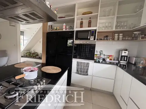 Casa en Alquiler en Álvarez Del Bosque, USD 1.700