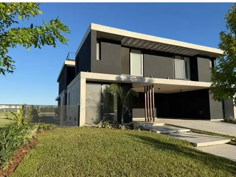 Casa 8 ambientes con 5 baños