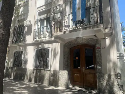 Departamento amplio de 2 Ambientes en  PB con patio super luminoso.