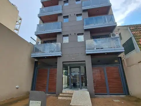 Alquiler semipiso de 2 ambientes con cochera. Quilmes Ctro.