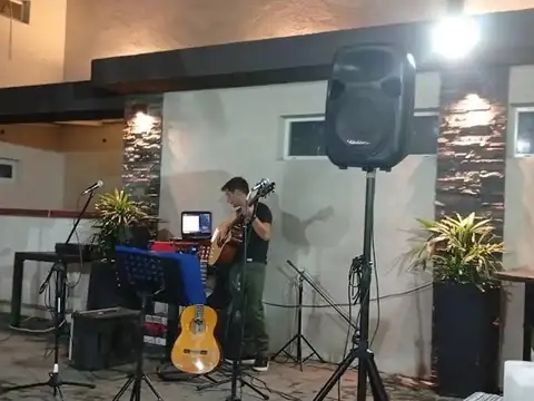 Ideal cafetería/pastelería,  se escuchan otros