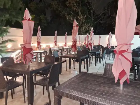 Ideal cafetería/pastelería,  se escuchan otros