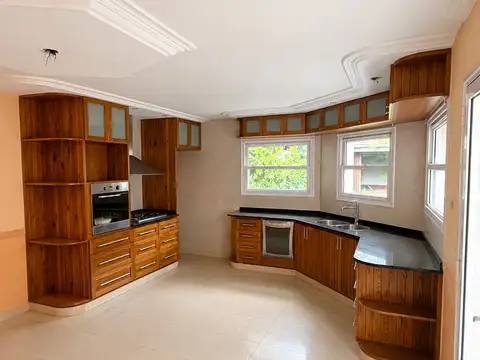 HERMOSA CASA EN ALQUILER – AMPLITUD, JARDÍN Y QUINCHO