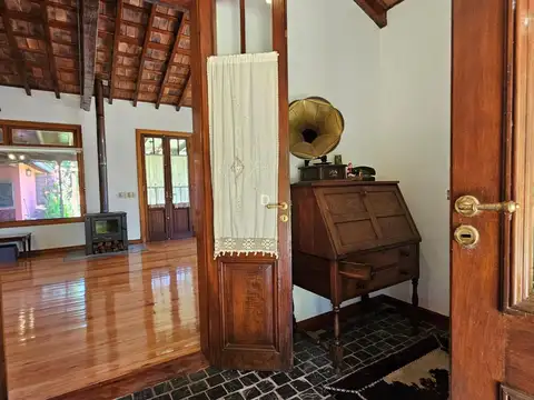 Casa en Alquiler en Loma Escondida, USD 1.800