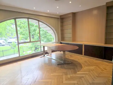 Importante oficina 150 m2 en una sola planta, con una cochera fija en el edificio, 2 baños y coc amplia, totalmente equipada con muebles y divisiones de las distintas áreas de trabajo  -  APTA PARA INGRESAR SIN INVERSION ADICIONAL