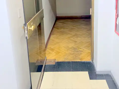 Oficina 7 ambientes con 2 baños