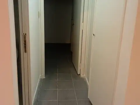 2 ambientes en planta baja. Cocina integrada con lavadero. Patio. Recién pintado