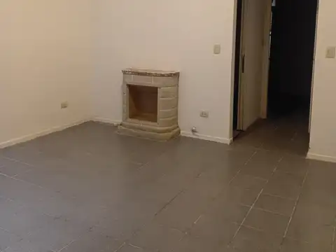 2 ambientes en planta baja. Cocina integrada con lavadero. Patio. Recién pintado