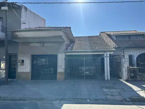 CASA EN VENTA BERNAL, 3 AMBIENTES, PATIO Y LOCAL