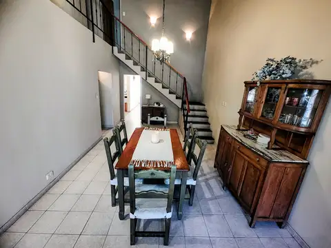 Casa 6 ambientes con 2 baños