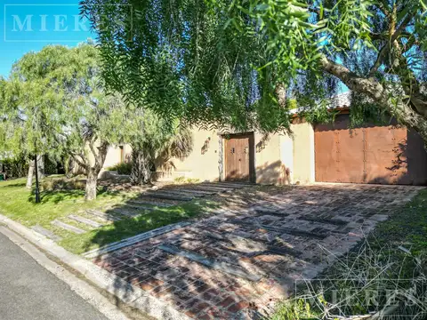 Excelente Casa en ALQUILER TEMPORAL a La Laguna sobre 2 lotes en Santa Clara, Villanueva.