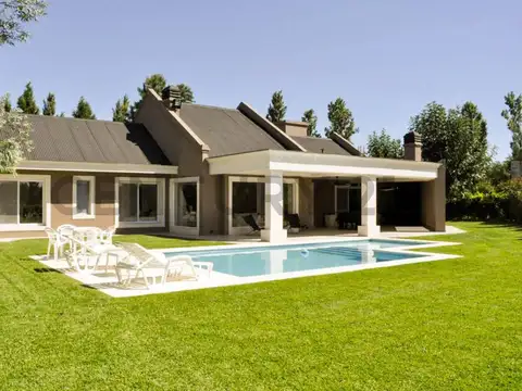 Casa en Venta en Los Pinguinos, USD 900.000