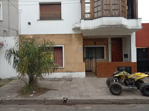 VENTA PH TOTALMENTE INDEPENDIENTE AL FRENTE HAEDO A REFACCIONAR