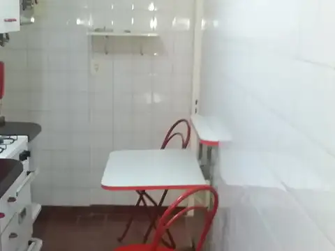 EXCELENTE DEPTO. AL FRENTE CON BALCÓN Y AIRE ACONDICIONADO