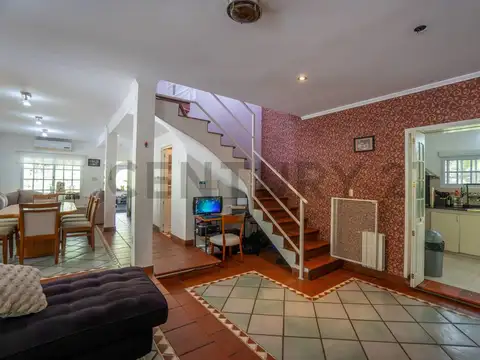 Casa 6 ambientes con 2 baños