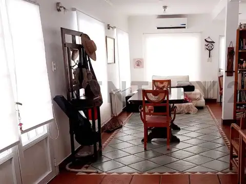 Casa 6 ambientes con 2 baños