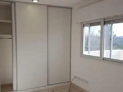 Casa en Alquiler con 2 cocheras