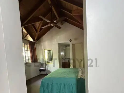 Casa 8 ambientes con 2 baños