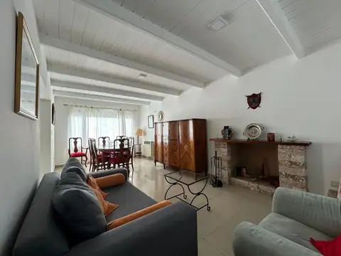 Casa 8 ambientes con 2 baños