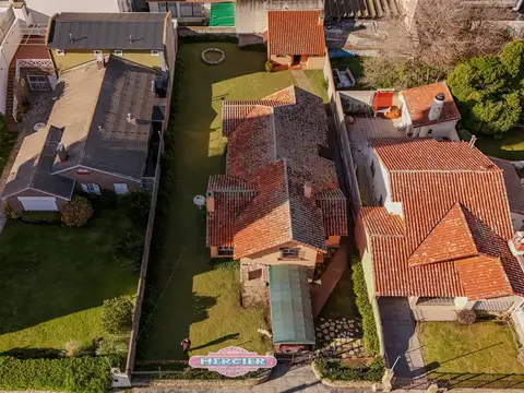 Excelente Chalet en zona I.Ubicado a 2 cuadras de la playa.Ideal inversión.