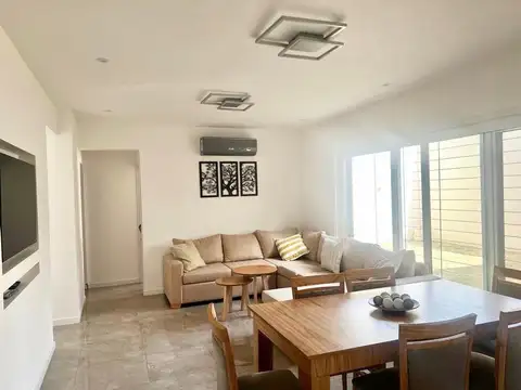 Impecable casa minimalista en dos plantas.