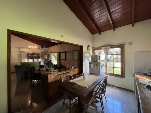 Casa 6 ambientes con 2 baños