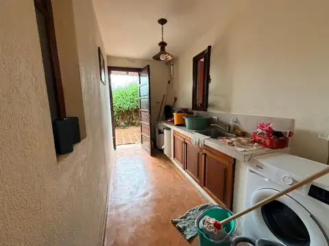 Casa 14 ambientes con 4 baños