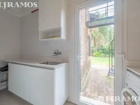 Casa 8 ambientes con 6 baños