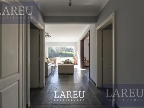 Casa 8 ambientes con 4 baños