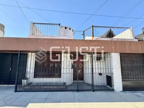 Venta/Permuta casa 3 ambientes piscina. Castelar Sur