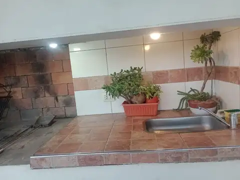 Casa 6 ambientes con 2 baños