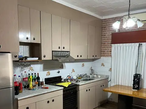 Casa de tres ambientes, excelente estado,  frente con jardin,  garage para 4 autos