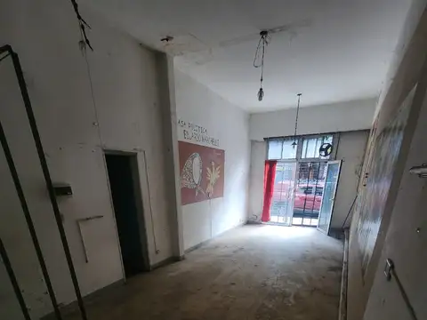 AMPLIO LOCAL SOBRE ARTERIA TRANSITADA - GRAN SOTANO - CON BAÑO - MUY BUENA UBICACION