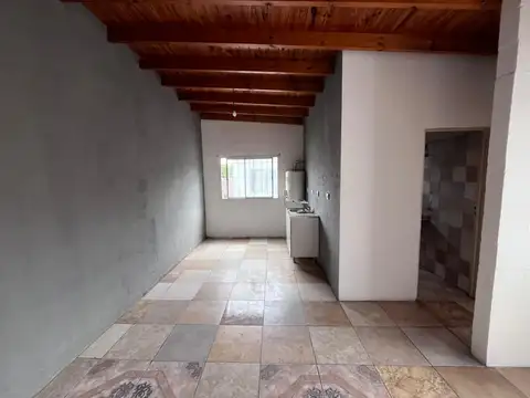 Depto Tipo Casa en Alquiler en Caseros, $ 420.000