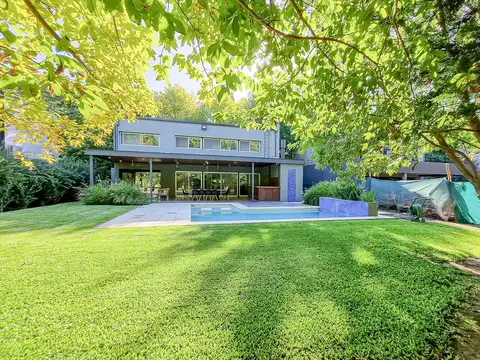 Casa en Venta con 2 cocheras